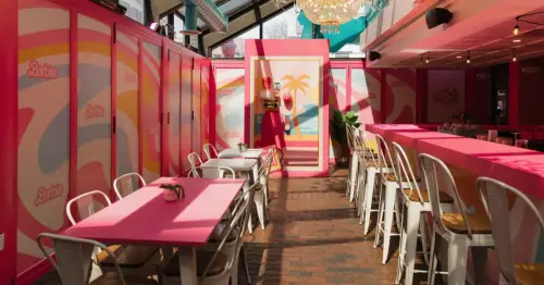 走進真人版芭比盒！Malibu Barbie Café重現1970年代復古加州海灘，粉色打卡點、主題餐點超欠吃。