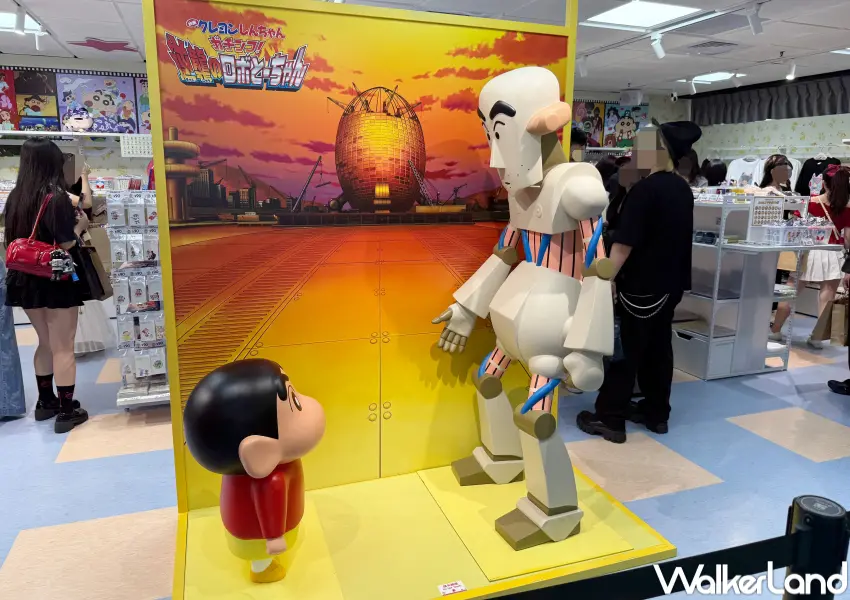 ▲蠟筆小新日本電影主題限定店以歷代劇場版為主題,現場展示1:1等身角色雕像、超過百款日本直送蠟筆小新周邊。(攝影:鄭亦庭)
