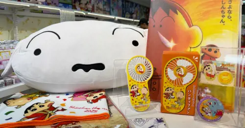 全台首間蠟筆小新專賣店！西門蠟筆小新百款周邊日本直送，等身機器人爸爸 馬卡歐必拍。