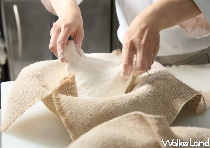 ▲「味覺的感動」職人親自揉捏發酵麵團,堅持自家培養7種天然酵母,不添加防腐劑與改良劑。