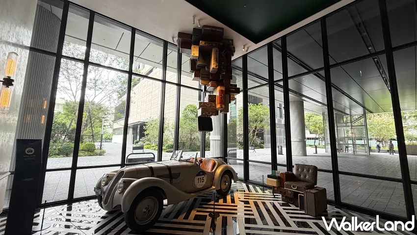 ▲展示於大廳的 BMW 327 經典復古古董車與後方堆疊的旅行箱藝術裝置,展現品牌對旅人探索與經典美學的熱情。
圖/台北板橋馥華艾美酒店提供;窩客島整理