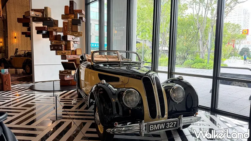 ▲展示於大廳的 BMW 327 經典復古古董車與後方堆疊的旅行箱藝術裝置,展現品牌對旅人探索與經典美學的熱情。
圖/台北板橋馥華艾美酒店提供;窩客島整理
