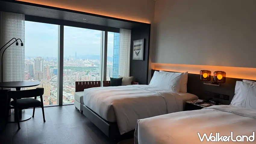 ▲高樓層雙床房型擁有絕佳的大片落地窗景,賓客可於窗邊休憩區俯瞰台北都會天際線,盡享遼闊視野。圖/台北板橋馥華艾美酒店提供;窩客島整理