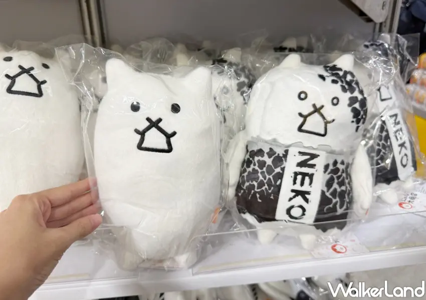 ▲華山貓咪大戰爭快閃店也販賣多款貓咪絨毛玩偶,讓粉絲通通帶回家。(攝影:鄭亦庭)