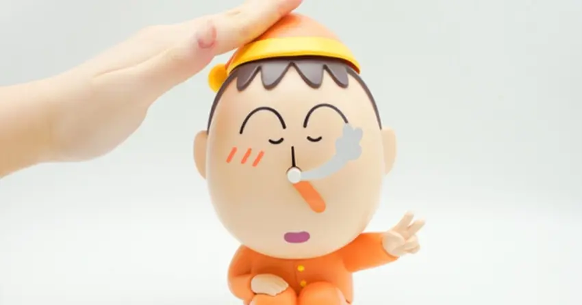 鼻涕會動還會放主題曲！蠟筆小新鐵粉必收「阿呆鬧鐘」，拍帽子秒靜音起床不厭世。