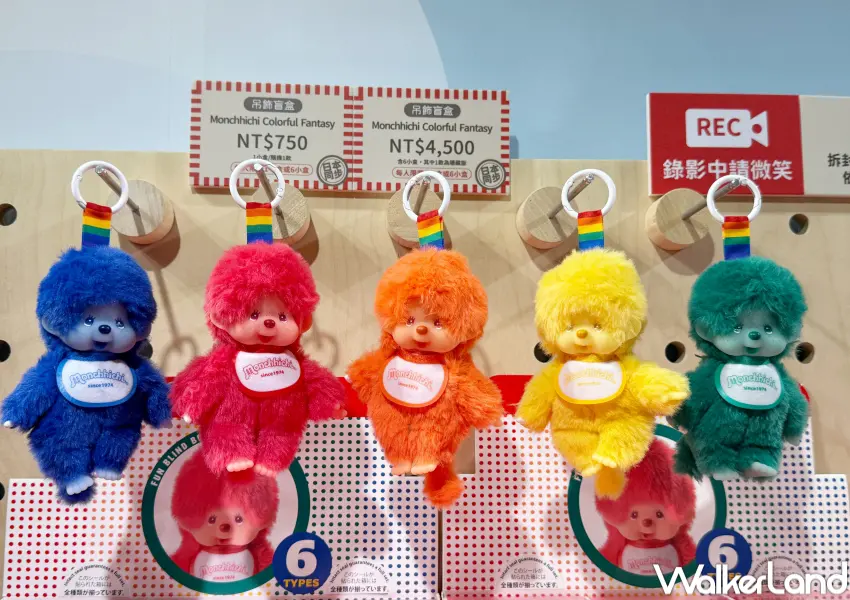 ▲Monchhichi中山快閃店必買周邊!日本同步上市的Monchhichi首款絨毛軟膠盲盒,全系列6款夢幻色Monchhichi必收。(攝影:鄭亦庭)