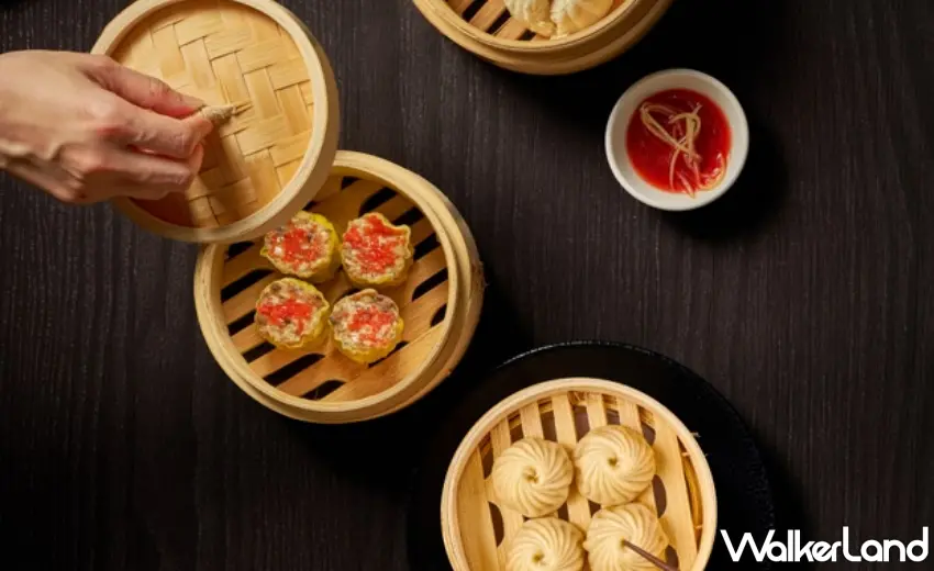 ▲人氣港點「剝皮辣椒燒賣」與多款蒸籠點心,純手工捏製並結合甘甜微辣風味,展現細膩工藝。 圖/養心茶樓提供;窩客島編輯李維唐整理