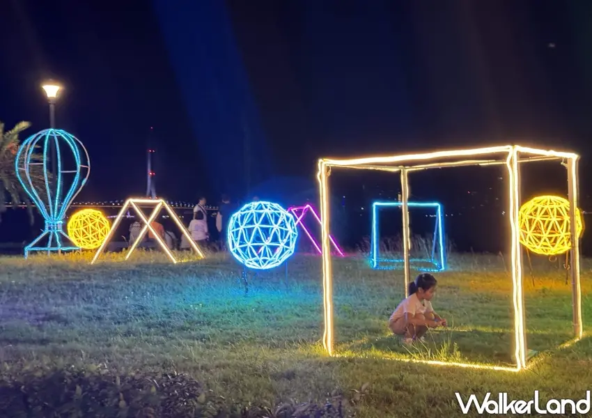 ▲八里左岸光雕秀免費參觀,草皮上擺設互動光雕裝置,小朋友開心體驗夜間遊憩空間。