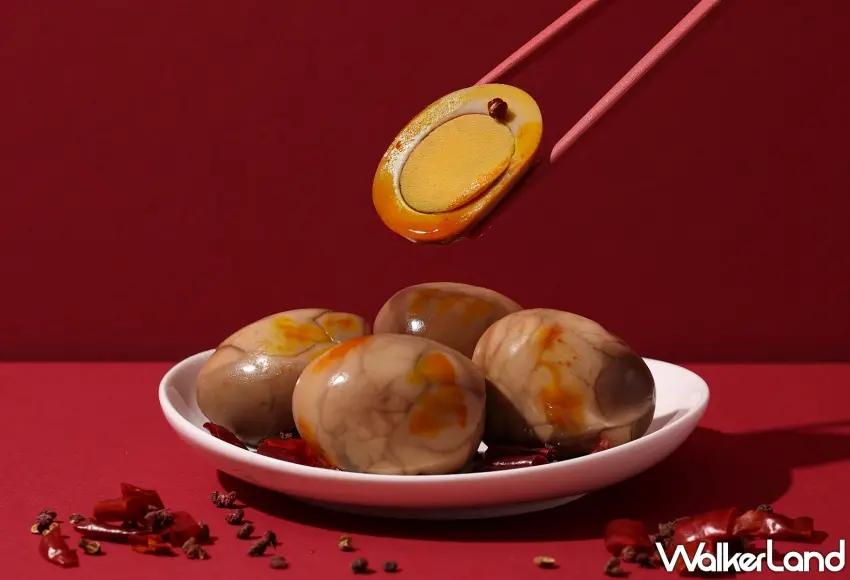 ▲椒麻武香茶葉蛋嚴選大紅袍花椒與多種中藥香料滷製，呈現層次鮮明的香麻風味。圖／大武山牧場提供；窩客島編輯李維唐整理