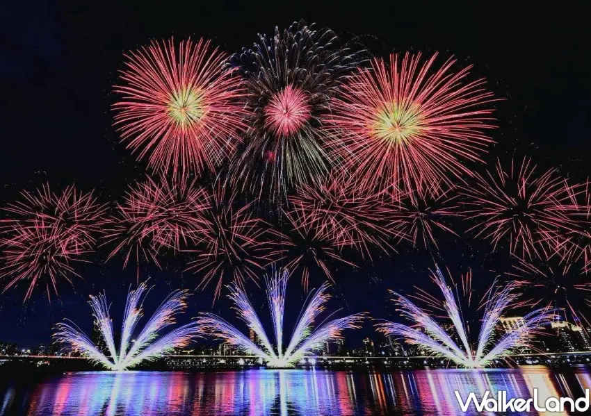 ▲2026大稻埕夏日節璀璨花火倒映河面極具視覺震撼,還有8月5日、8月15日兩場。