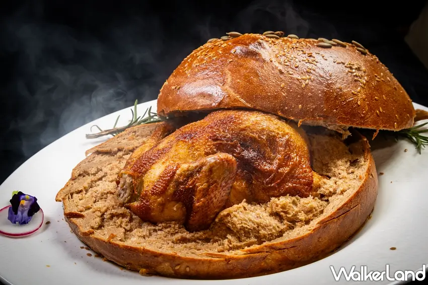 ▲突破傳統土窯雞做法的台菜西吃亮點,烘烤至金黃酥香的全麥麵包包覆著1.5公斤重嫩春雞,開蓋瞬間蒸氣與中藥香氣四溢。圖/四味軒提供;窩客島編輯李維唐整理