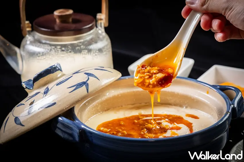▲極具桌邊秀儀式感的四味鹹豆漿麻婆手沖豆腐,將熱豆漿現沖凝結成滑嫩豆花並覆上濃郁麻婆醬,展現鹹豆漿的全新極致美味。圖/四味軒提供;窩客島編輯李維唐整理