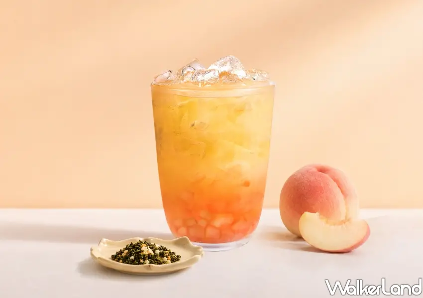 ▲嚴選白桃烏龍茶底加入蜜桃醬與白桃丁,來老賴茶棧點杯桃桃烏龍滿足果粒咀嚼感。