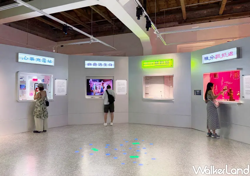 ▲2026文博會空總2樓必玩推薦!感知覺醒展區設置霞海城隍廟月老緣分調頻處,還能電話筒互動尋求處方籤。(攝影:鄭亦庭)