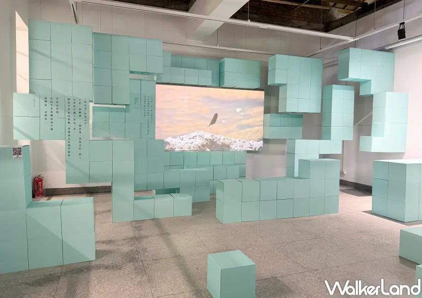 ▲2026文博會空總2樓「人性封存」展區以藍色、橘色方塊排列,與音樂、文字結合更打造超可愛澡堂球池區。(攝影:鄭亦庭)