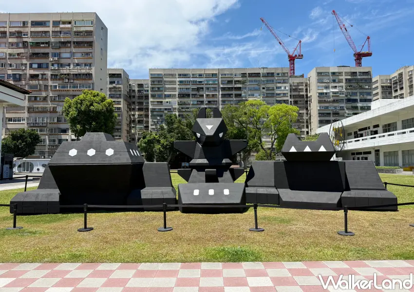 ▲晴空季2026將16件藝術作品分布在空總廣場、草坪、榕樹下到籃球場等地。(攝影:鄭亦庭)