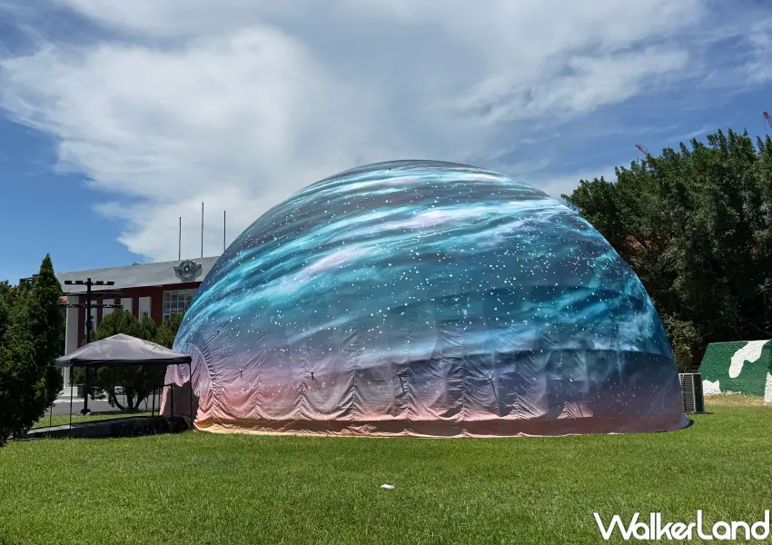 ▲空總晴空季2026必拍!最夢幻C-LAB晴穹劇場DOME外觀變成星空樣貌。(攝影:鄭亦庭)