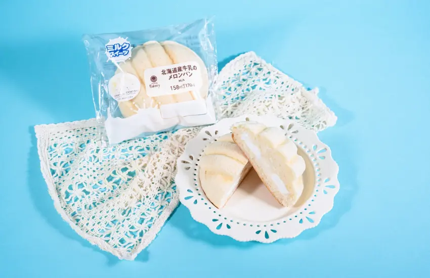 ▲整顆日式菠蘿麵包使用北海道產牛乳揉製發酵,內餡擠滿北海道牛乳製作的牛奶奶油與柔軟鮮奶油慕斯。