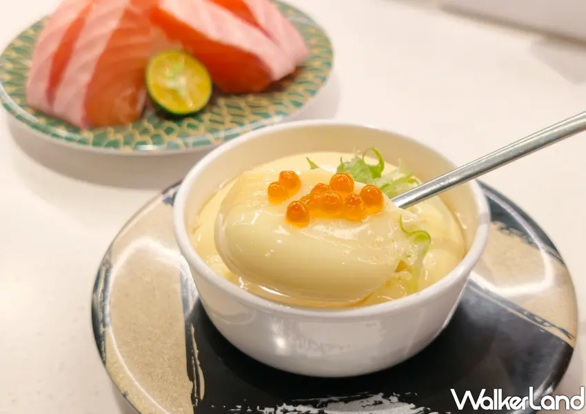 ▲「鮭寶愛蛋寶」以滑嫩茶碗蒸鋪滿鮮美鮭魚卵。(攝影:鄭雅之)
