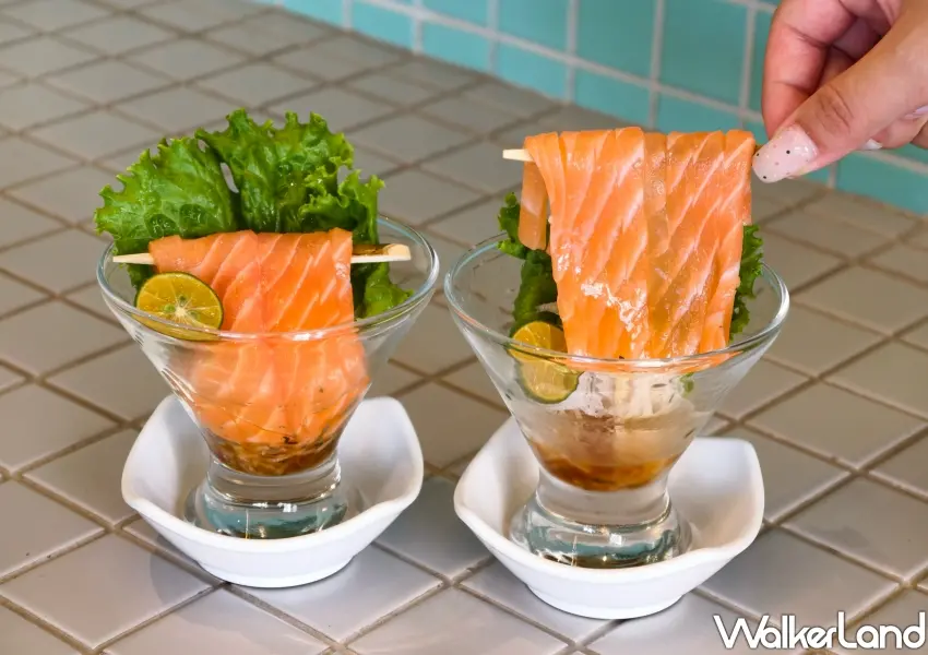 ▲「玩鮭之麵」將鮮美鮭魚切成條狀,搭配紫蘇和風醬呈現夏日清爽風味。(攝影:鄭雅之)