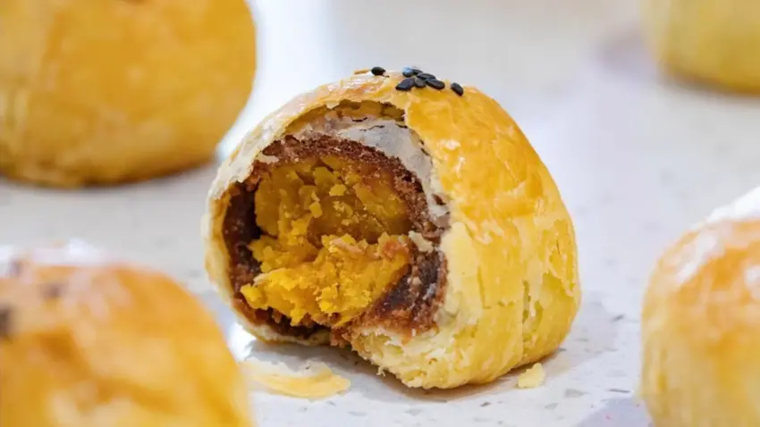 ▲鹿港老字號「新口味」轉型專賣蛋黃酥後大受好評,許多老饕大讚其內餡綿密不甜膩。