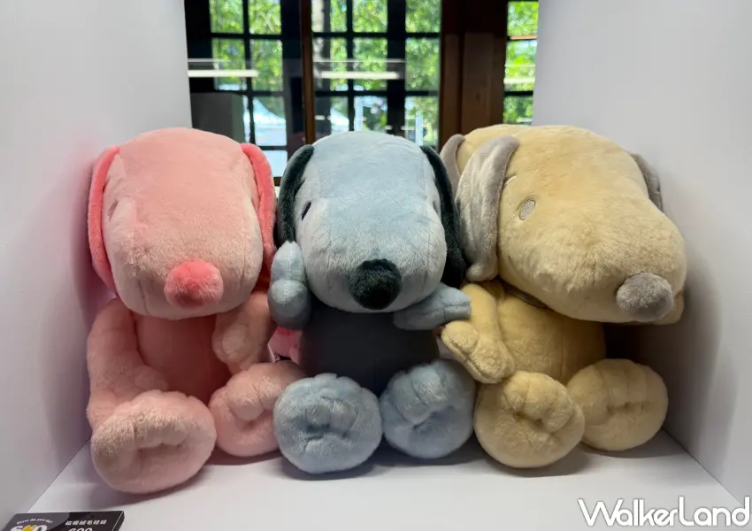 ▲史努比台北站周邊新品!手部附有磁鐵的三色史努比娃娃,可以讓史努比摸臉、牽手。(攝影:鄭亦庭)