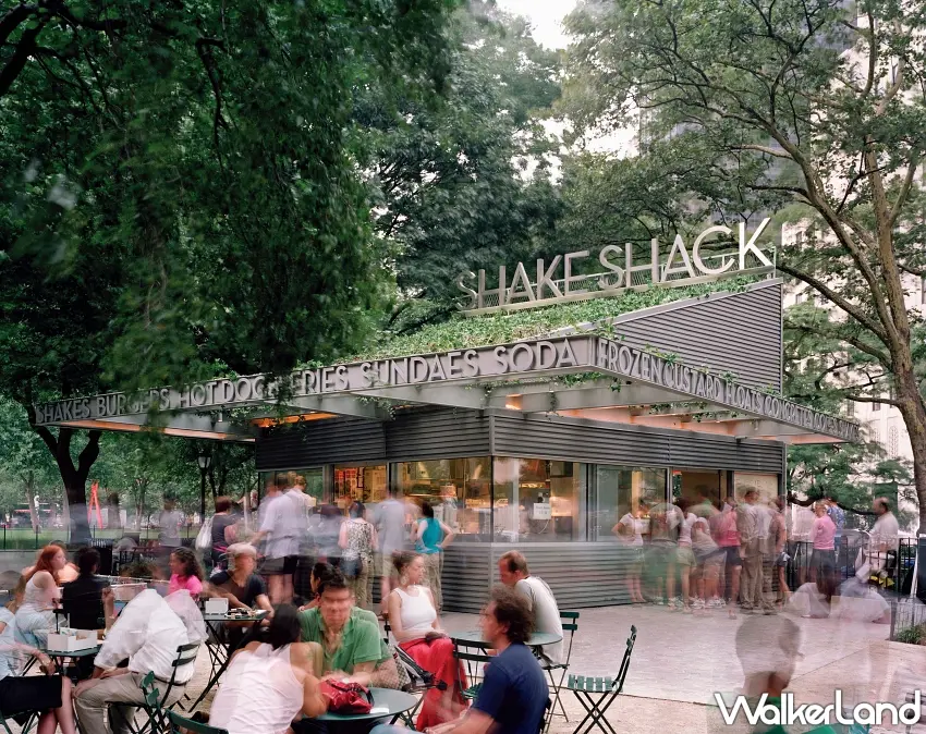 ▲Shake Shack 人氣門市戶外用餐區聚集許多品嚐美式漢堡與特色奶昔的饕客。 圖/Shake Shack提供;窩客島編輯李維唐整理