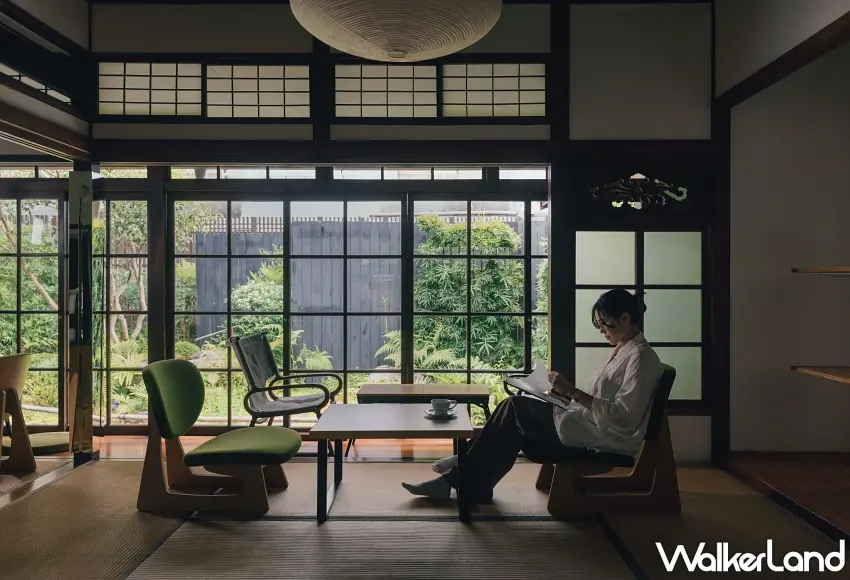 ▲室內保留老屋木構梁柱與榻榻米座位,窗外即是盎然綠意,提供極致放鬆的用餐體驗。圖/BREAD, ESPRESSO &提供;窩客島編輯李維唐整理