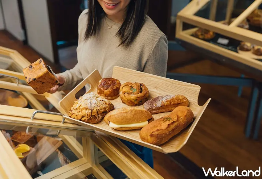 ▲麵包展示檯以山徑為靈感設計,提供多款結合日式工藝與在地食材的限定烘焙品項。圖/BREAD, ESPRESSO &提供;窩客島編輯李維唐整理