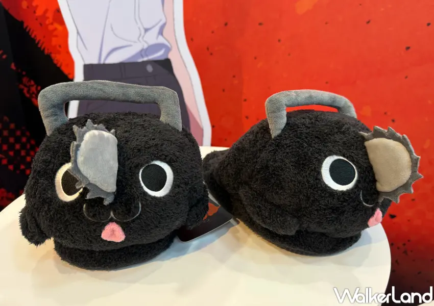 ▲中山站鏈鋸人快閃店周邊必買!異色波奇塔周邊新品必買,波奇塔造型拖鞋、絨毛髮帶、斜背小包等。(攝影:鄭亦庭)