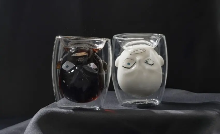 ▲倒入不同顏色的飲料就能顯現犯人臉型,雙層耐熱玻璃杯組讓喝飲料也充滿解謎樂趣。