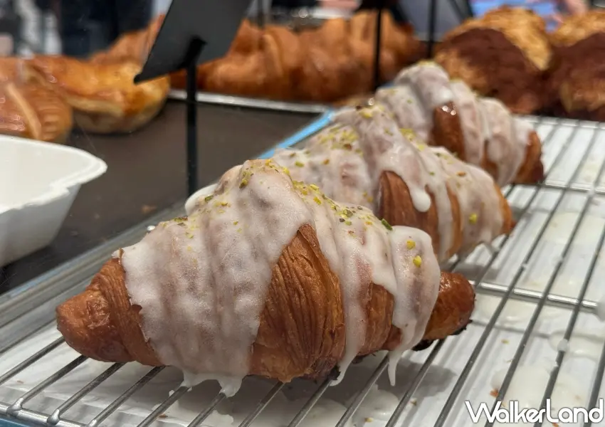 ▲淋上滿滿糖霜可頌,外酥內軟且帶有酸甜爽口風味,是店內極具特色的熱銷品項。(攝影:鄭雅之)