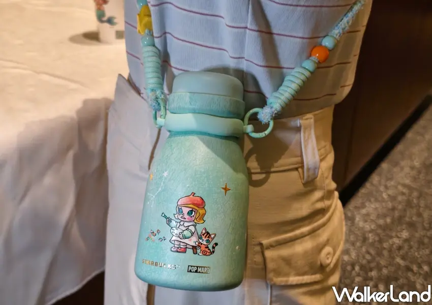 ▲星巴克POP MART MOLLY不鏽鋼水壺出門，隨時補水又兼具穿搭時尚。(攝影：鄭雅之)
