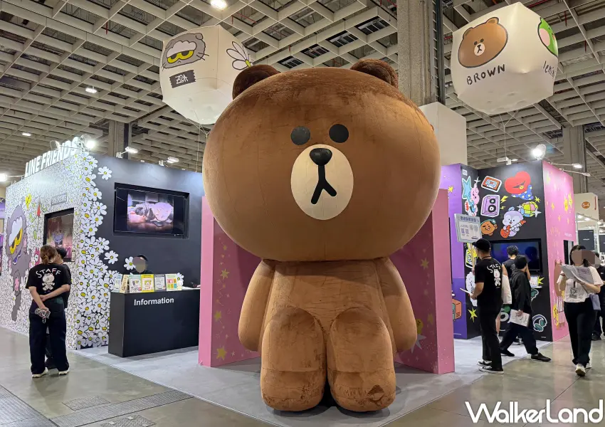 ▲2026文博會必買周邊推薦!LINE Friends展區巨型熊大打卡點要拍。(攝影:鄭亦庭)