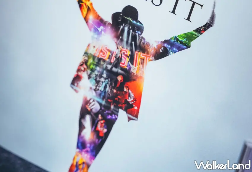 ▲展區特別呈現THIS IS IT演唱會經典剪影主視覺海報,引領大眾重溫巨星最後的舞台光彩。圖/KYUBI提供;窩客島編輯李維唐整理