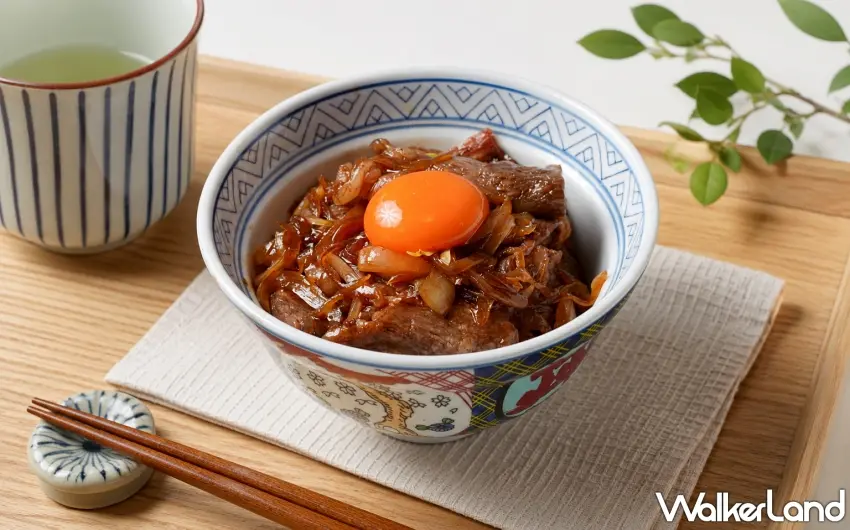 ▲飽滿生蛋黃橫臥在香氣逼人的壽喜燒和牛肉片上,入口滿是濃郁蛋香與極致肉汁的雙重享受。 圖/和牛十図×Okawari提供;窩客島編輯李維唐整理
