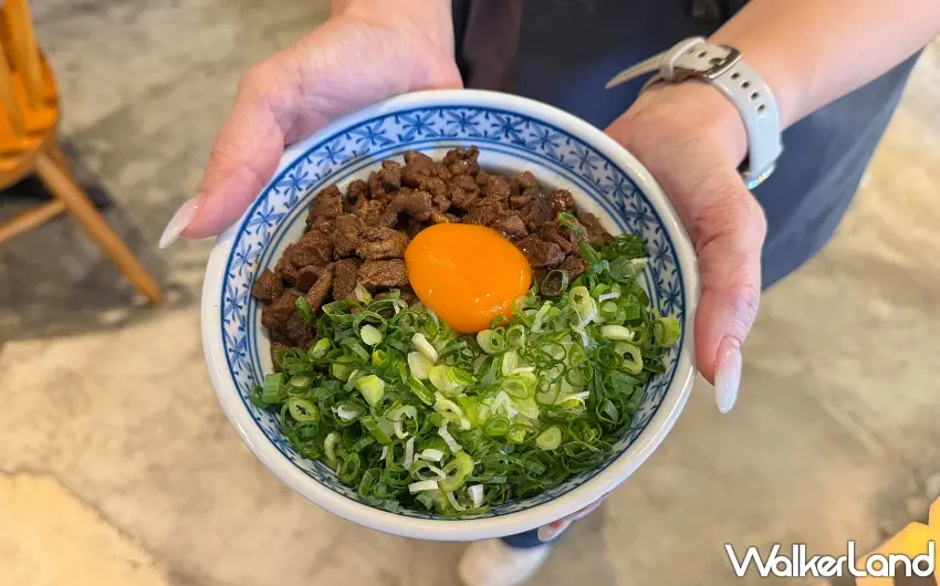 ▲人氣必點月見和牛肉燥飯鋪滿新鮮蔥花,劃破中央金黃蛋液伴隨香濃膠質,令人食指大動。 圖/和牛十図×Okawari提供;窩客島編輯李維唐整理