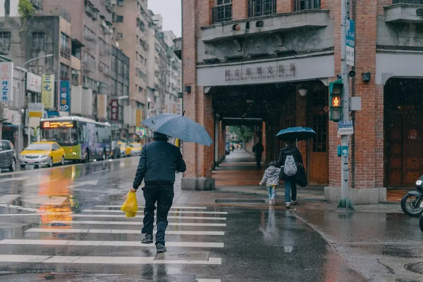 ▲週六、週日為對台影響最顯著的時段,民眾假日出門務必備妥雨具並留意強降雨。