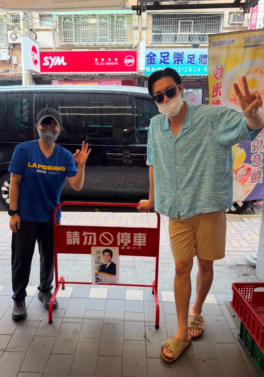 ▲始源驚喜造訪讓早餐店店長嚇到雙手抱頭不敢置信,兩人最後擊拳留念並開心合照。