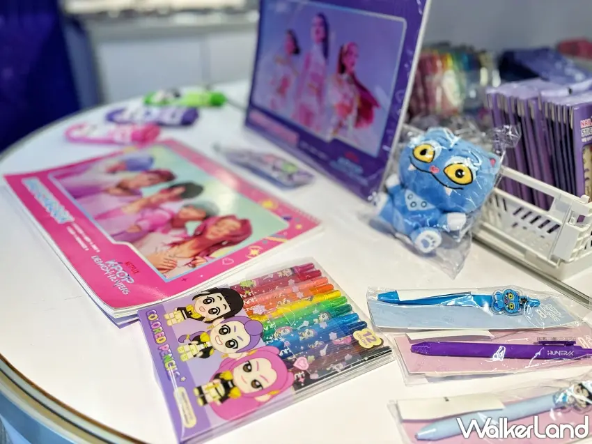 ▲快閃店現場展示多款《K-POP獵魔女團》限定文具組合、筆記本與萌系周邊商品。圖/辰星計畫提供;窩客島編輯李維唐整理