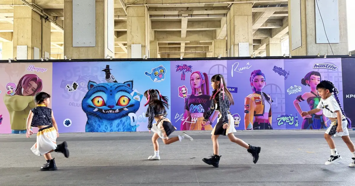 追星打卡新地標！Netflix現象級獵魔女團快閃台中，魂門舞台與限定週邊完整開箱。