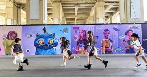 追星打卡新地標！Netflix現象級獵魔女團快閃台中，魂門舞台與限定週邊完整開箱。