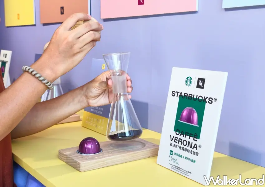 ▲民眾可透過專屬聞香瓶細細品味深焙黑可可香的星巴克佛羅娜綜合咖啡，感受不同風味層次。(攝影：鄭雅之)