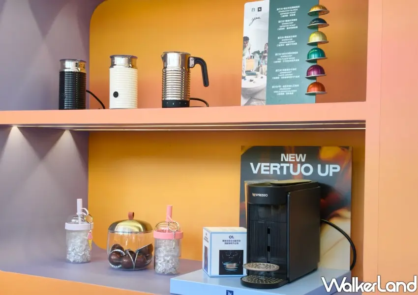 ▲現場展示全新 Vertuo UP 膠囊咖啡機、奶泡機與限量色 Travel 夏日隨行杯等質感精品配件。(攝影：鄭雅之)