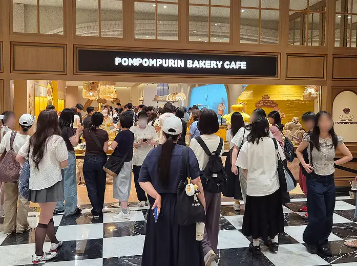 ▲全韓首家布丁狗主題烘焙咖啡廳登陸首爾新世界百貨江南店,吸引大批粉絲朝聖。