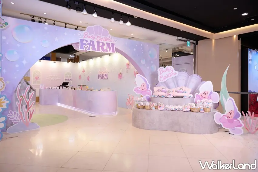 ▲快閃店入口以奇幻的紫色拱門揭開序幕,左側是追著懷錶的愛麗絲,右側則是張開雙臂迎賓的巨大牡蠣寶寶,引領民眾步入童話世界。圖/迪士尼提供;窩客島整理