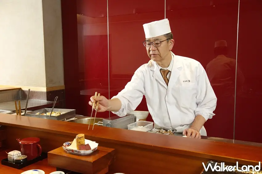 ▲天婦羅職人於吧台前專注炸製各項時令食材，展現傳承百年的精湛工藝。圖／大倉久和大飯店提供；窩客島編輯李維唐整理