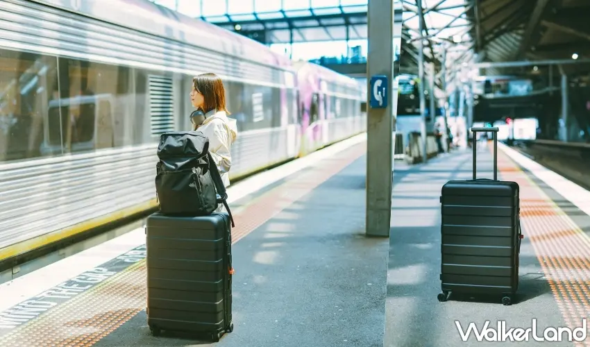 ▲旅人攜帶改款後的拉桿箱於月台候車，展現流暢優雅的移動生活步調。圖／MUJI無印良品提供；窩客島編輯李維唐整理