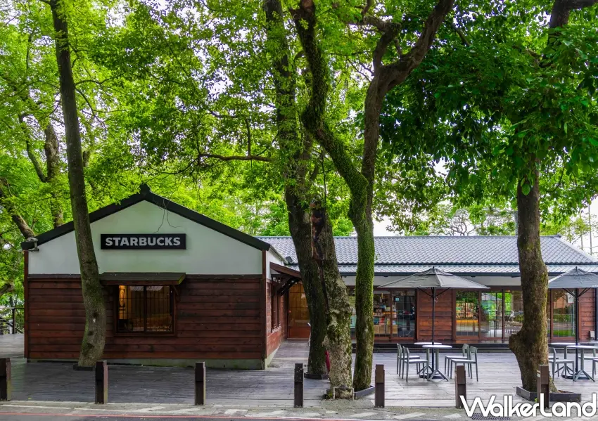 ▲星巴克在大溪老城區打造充滿日式和風氣息的大溪公園門市,結合老街文化與綠意樹蔭,成為桃園大溪漫遊最新的熱門打卡景點。