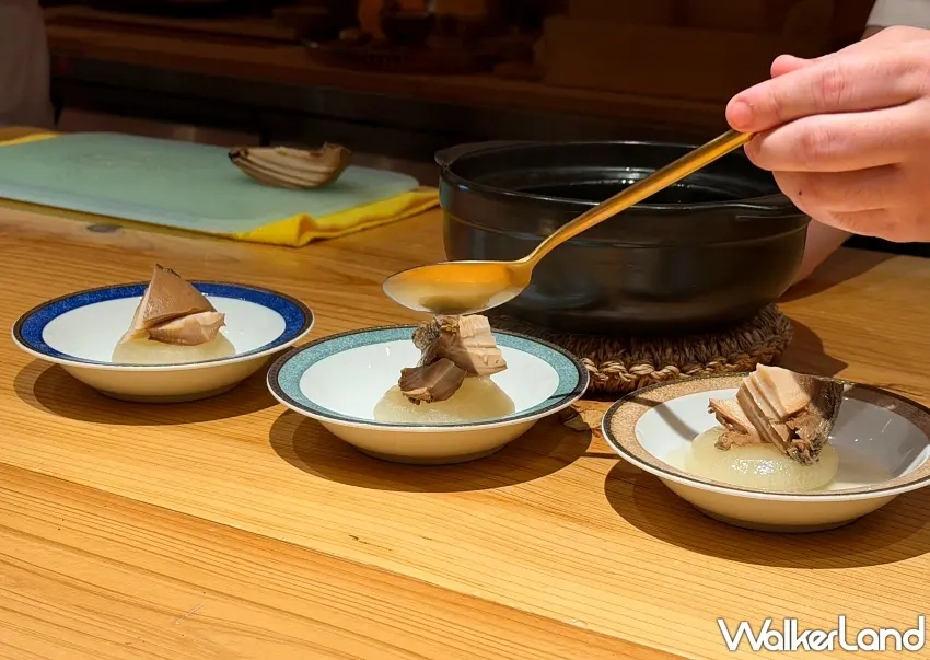 ▲主廚將飽含濃郁高湯精華的鮑魚淋上滷蘿蔔,呈獻細緻溫暖的割烹風味。 圖/窩客島編輯李維唐 攝